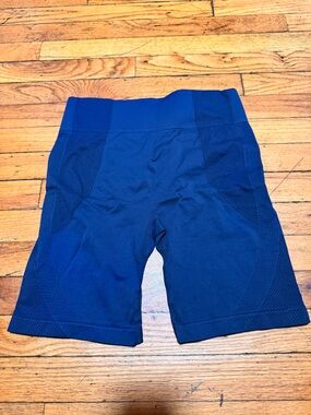 Vibrant Blue Seamless High-Waisted Scrunch Workout Shorts - Size L